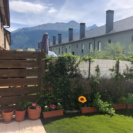 Familiar Con Jardin Y Piscina Villanua