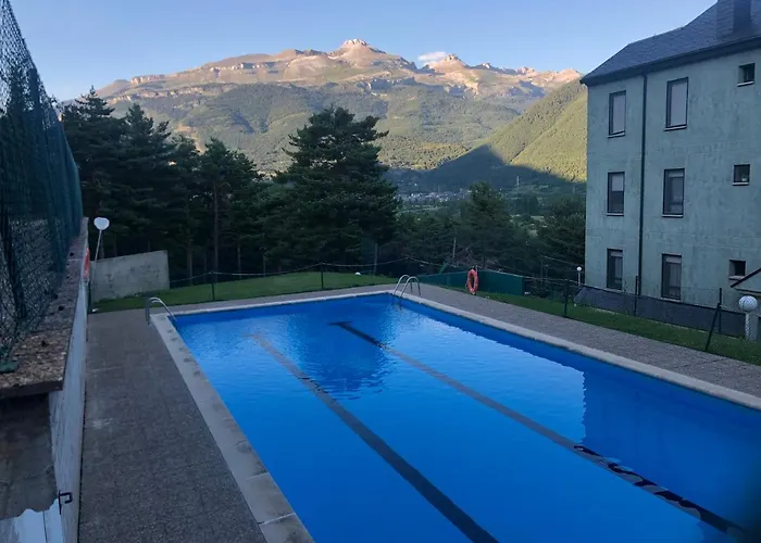 Familiar Con Jardin Y Piscina Holiday home Villanua